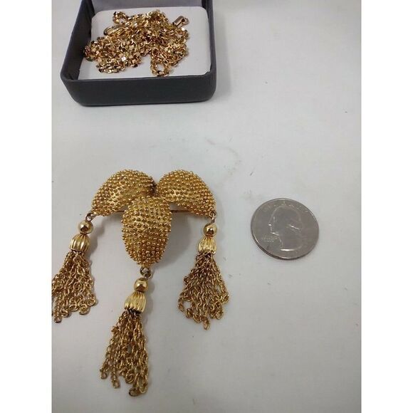 Gold Cluster Broach Tassels With Gold Necklace in Jewelry Box Vintage Interest - Picture 4 of 5